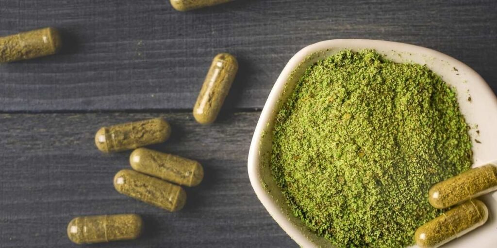 kratom powder and capsule